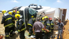  بالصور: إصابة متوسطة لسائق اثر انقلاب شاحنته قرب اللد